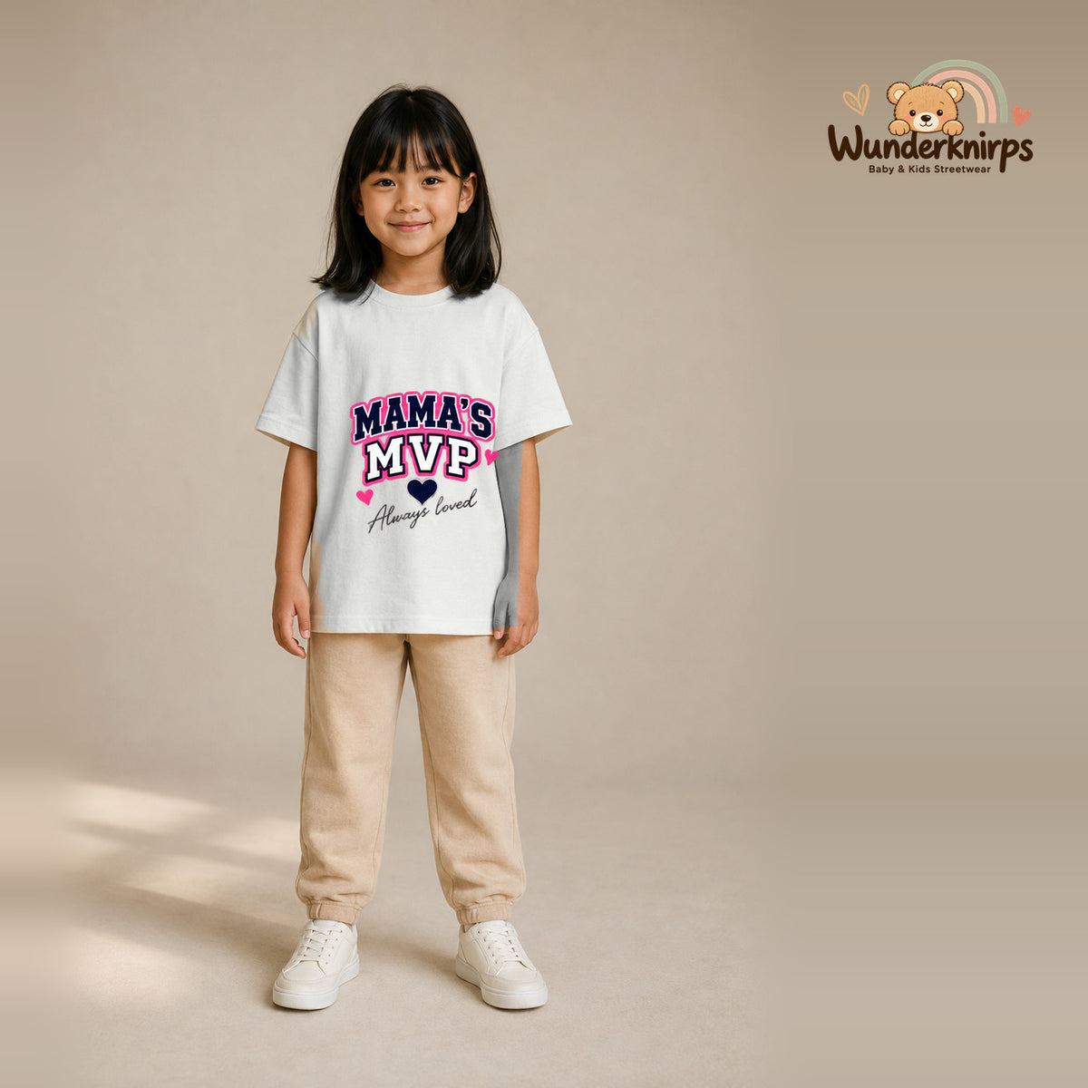 T-Shirt für Mädchen in Weiß mit Motiv „Mamas MVP“, getragen von einem Kind – Wunderknirps.