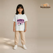 T-Shirt für Mädchen in Weiß mit Motiv „Mamas MVP“, getragen von einem Kind – Wunderknirps.