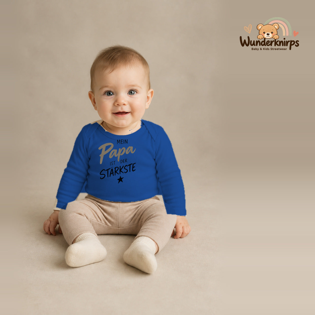 Babybody für Jungen in Blau mit Motiv „Mein Papa“, getragen von einem Kind – Wunderknirps.
