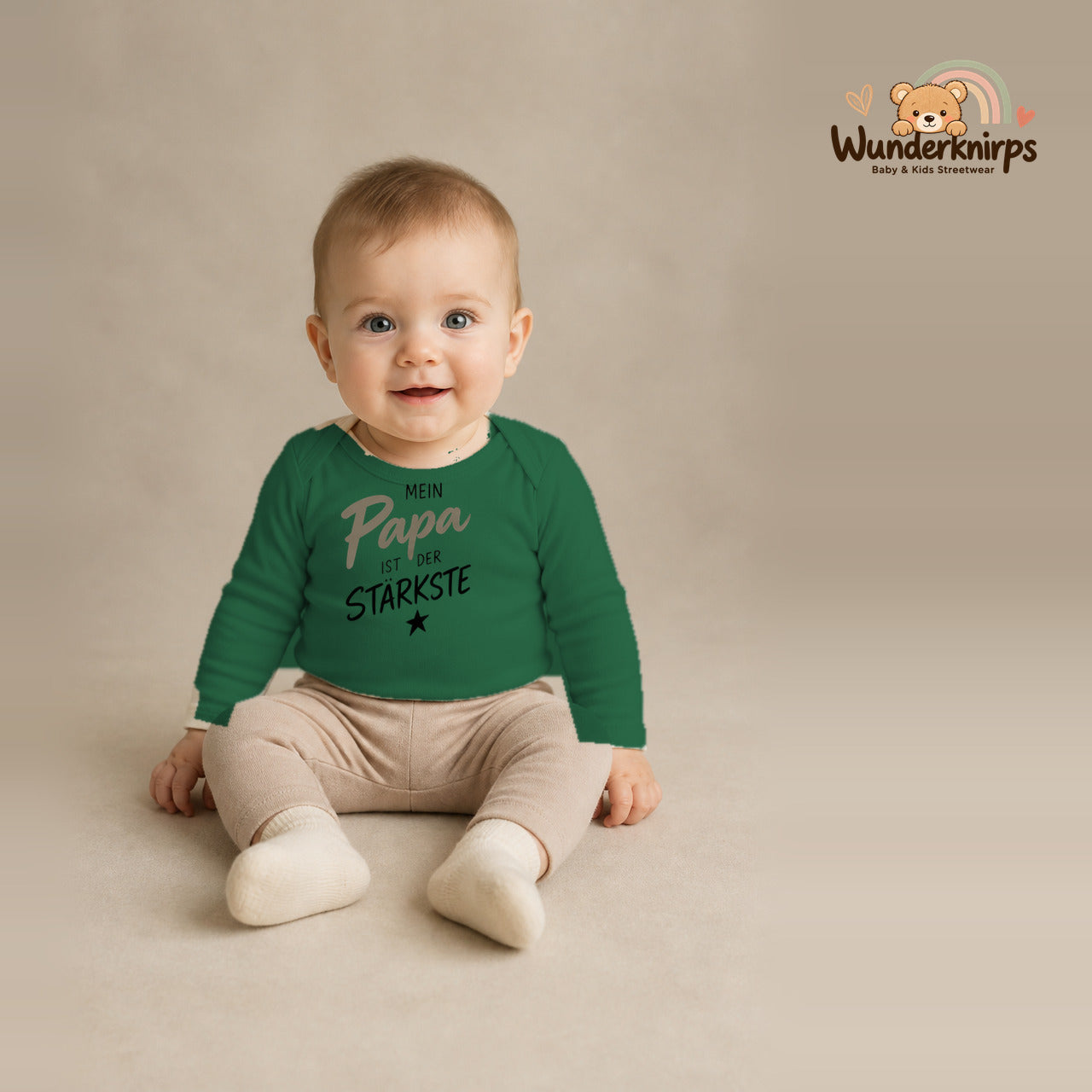 Babybody für Jungen in Grün mit Motiv „Mein Papa“, getragen von einem Kind – Wunderknirps.