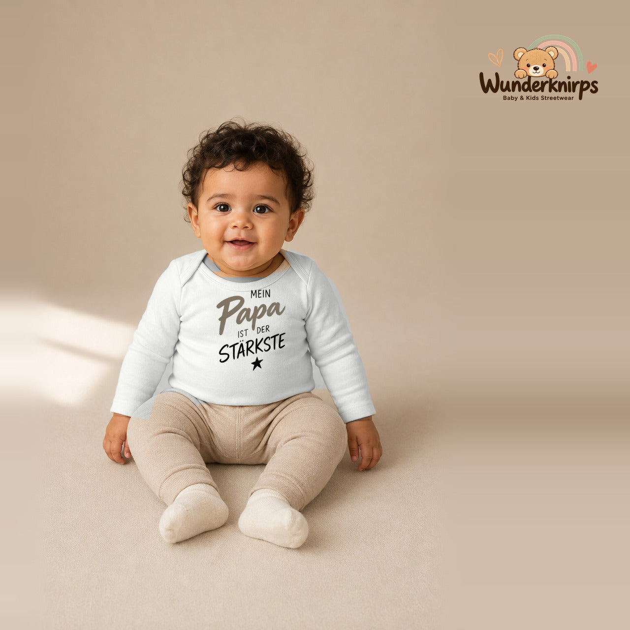 Babybody für Jungen in Weiß mit Motiv „Mein Papa“, getragen von einem Kind – Wunderknirps.