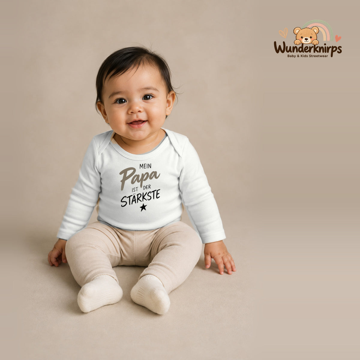 Babybody für Mädchen in Weiß mit Motiv „Mein Papa“, getragen von einem Kind – Wunderknirps.