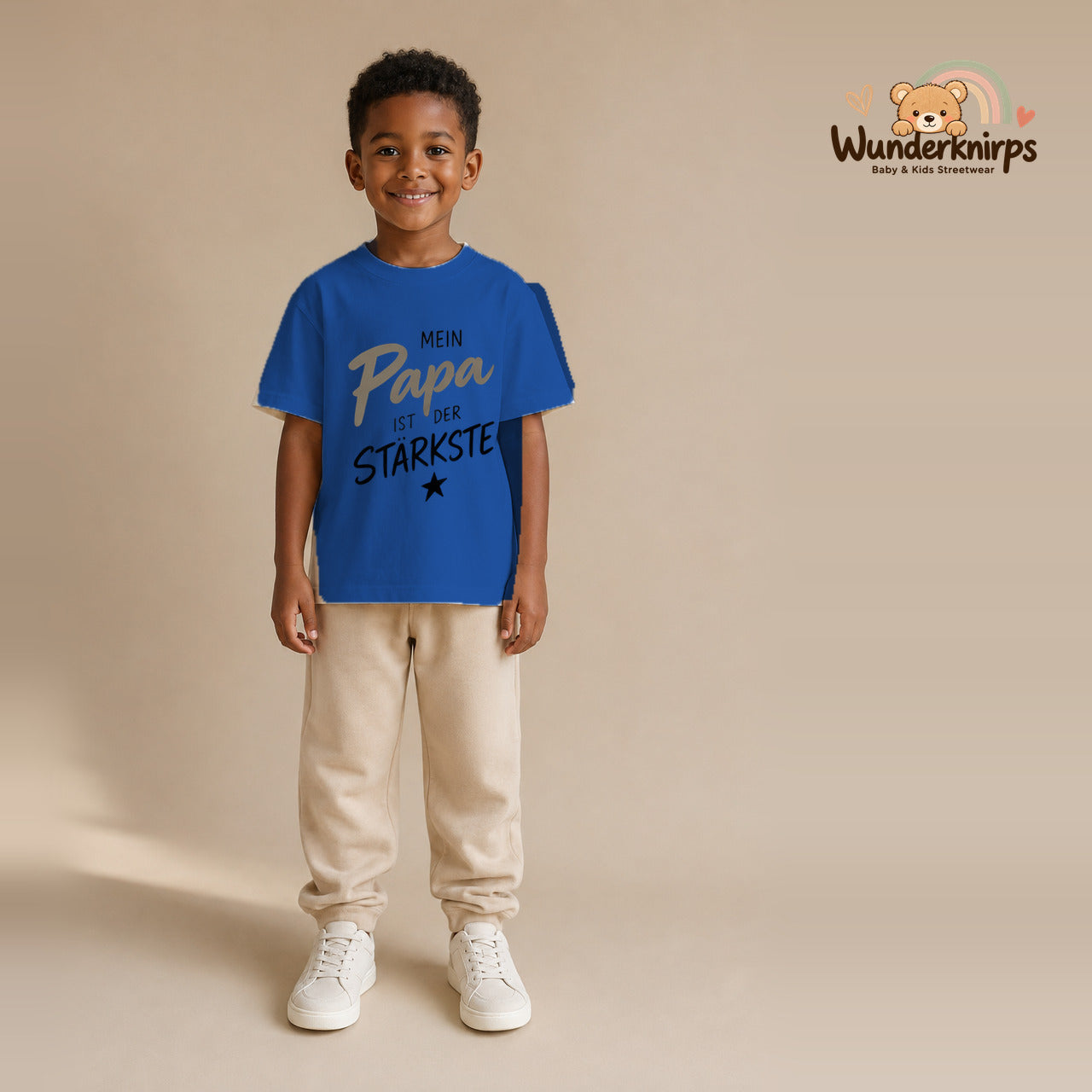 T-Shirt für Jungen in Blau mit Motiv „Mein Papa“, getragen von einem Kind – Wunderknirps.