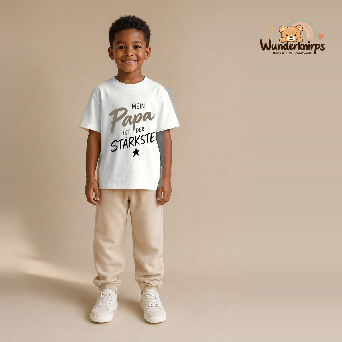 T-Shirt für Jungen in Weiß mit Motiv „Mein Papa“, getragen von einem Kind – Wunderknirps.