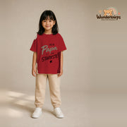 T-Shirt für Mädchen in Rot mit Motiv „Mein Papa“, getragen von einem Kind – Wunderknirps.