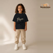 T-Shirt für Mädchen in Schwarz mit Motiv „Mein Papa“, getragen von einem Kind – Wunderknirps.