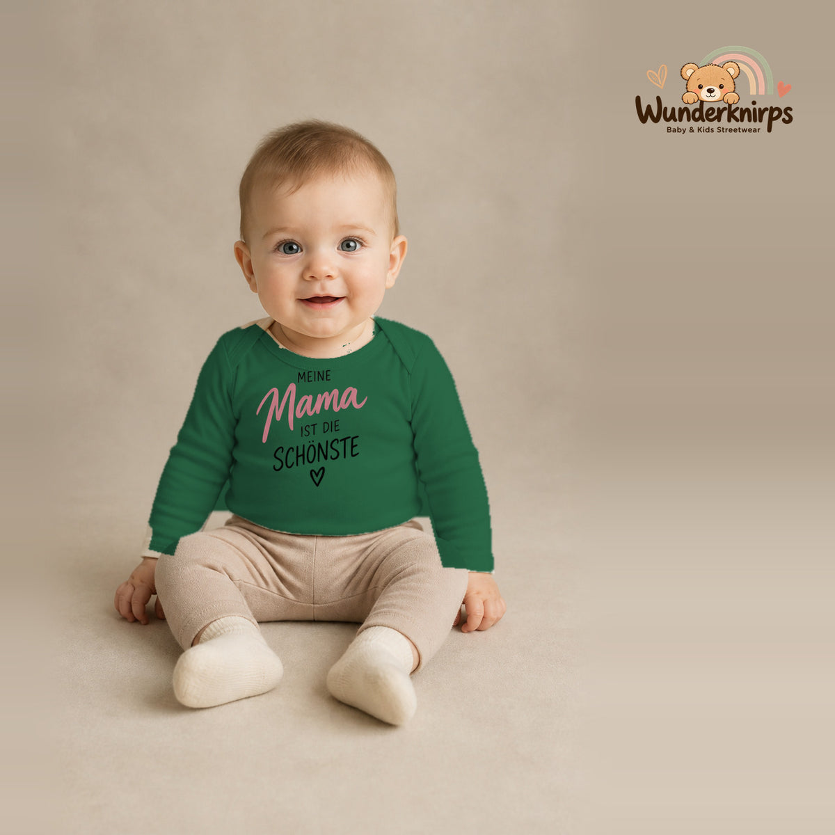Babybody für Jungen in Grün mit Motiv „Meine Mama“, getragen von einem Kind – Wunderknirps.