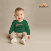 Babybody für Jungen in Grün mit Motiv „Meine Mama“, getragen von einem Kind – Wunderknirps.