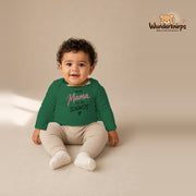 Babybody für Jungen in Grün mit Motiv „Meine Mama“, getragen von einem Kind – Wunderknirps.