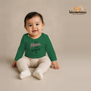 Babybody für Mädchen in Grün mit Motiv „Meine Mama“, getragen von einem Kind – Wunderknirps.