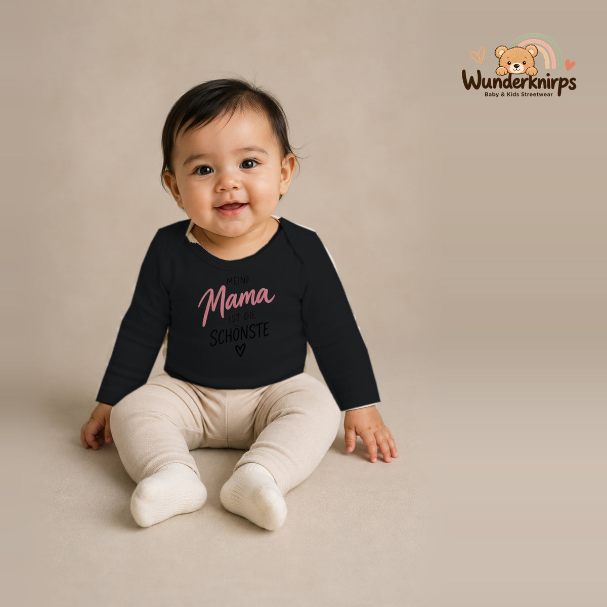 Babybody für Mädchen in Schwarz mit Motiv „Meine Mama“, getragen von einem Kind – Wunderknirps.