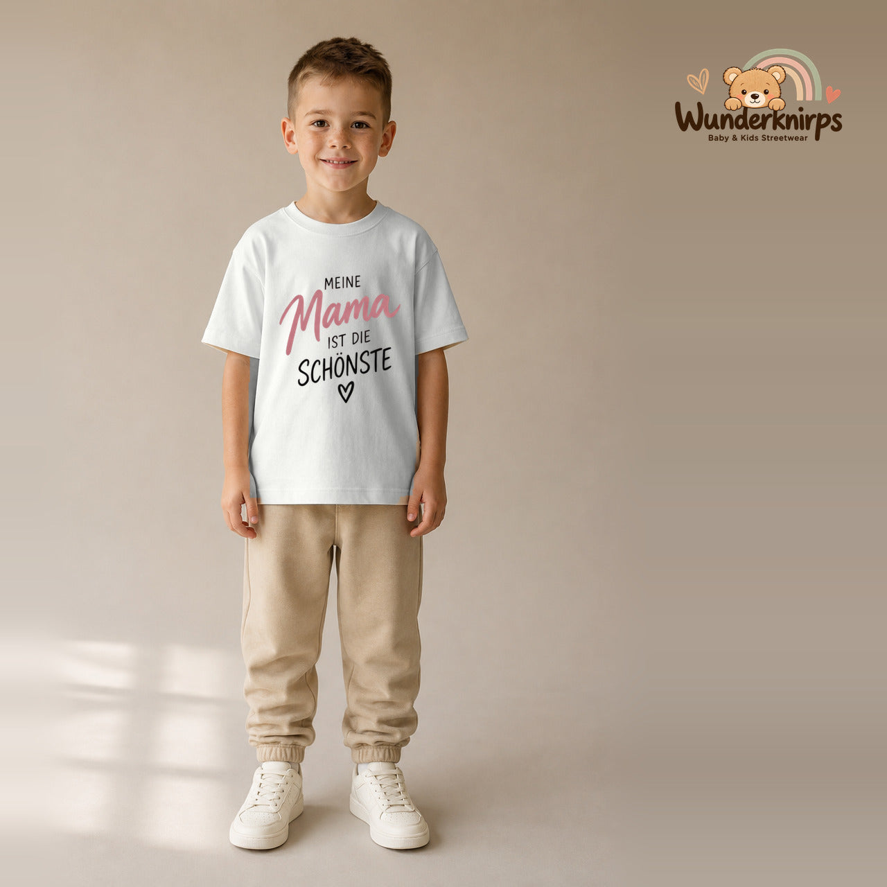 T-Shirt für Jungen in Weiß mit Motiv „Meine Mama“, getragen von einem Kind – Wunderknirps.