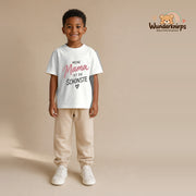 T-Shirt für Jungen in Weiß mit Motiv „Meine Mama“, getragen von einem Kind – Wunderknirps.