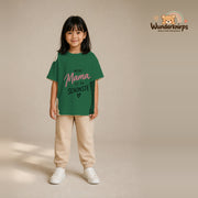 T-Shirt für Mädchen in Grün mit Motiv „Meine Mama“, getragen von einem Kind – Wunderknirps.