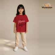 T-Shirt für Mädchen in Rot mit Motiv „Meine Mama“, getragen von einem Kind – Wunderknirps.