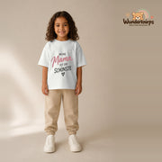 T-Shirt für Mädchen in Weiß mit Motiv „Meine Mama“, getragen von einem Kind – Wunderknirps.