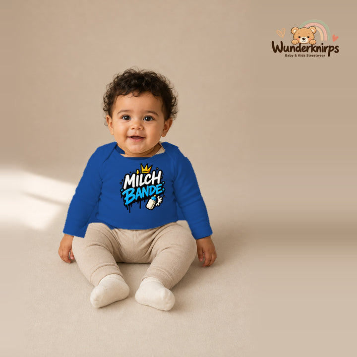Babybody für Jungen in Blau mit Motiv „Milchbande“, getragen von einem Kind – Wunderknirps.