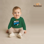 Babybody für Jungen in Grün mit Motiv „Milchbande“, getragen von einem Kind – Wunderknirps.