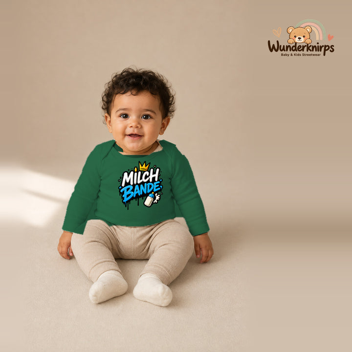 Babybody für Jungen in Grün mit Motiv „Milchbande“, getragen von einem Kind – Wunderknirps.