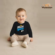Babybody für Jungen in Schwarz mit Motiv „Milchbande“, getragen von einem Kind – Wunderknirps.