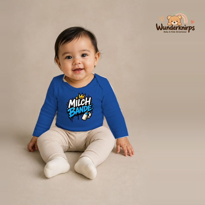 Babybody für Mädchen in Blau mit Motiv „Milchbande“, getragen von einem Kind – Wunderknirps.