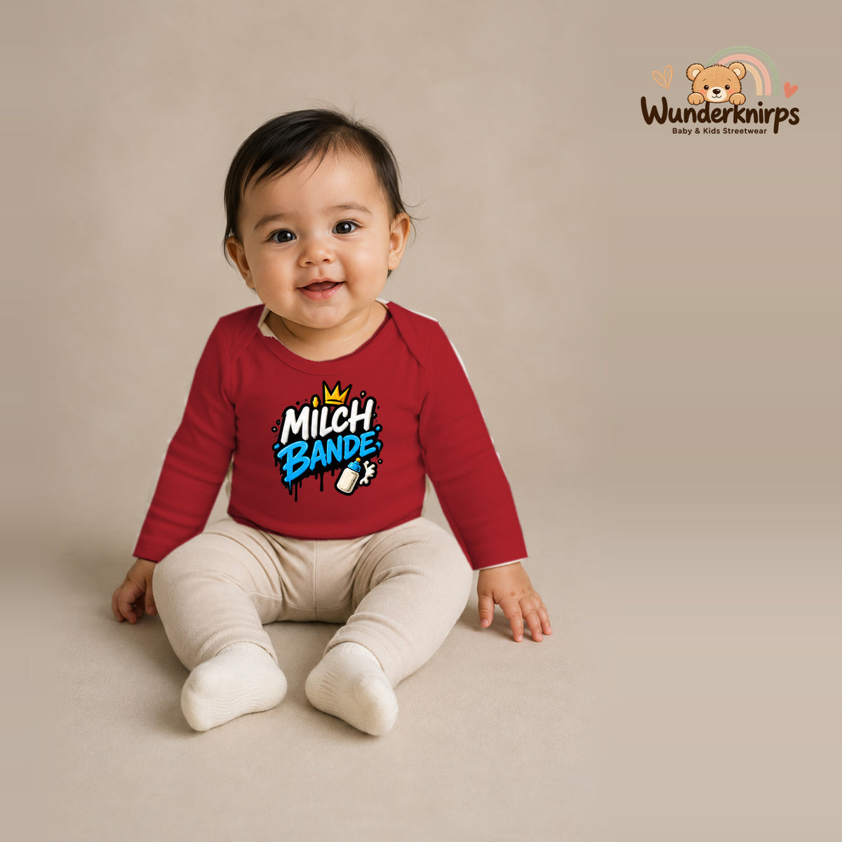 Babybody für Mädchen in Rot mit Motiv „Milchbande“, getragen von einem Kind – Wunderknirps.