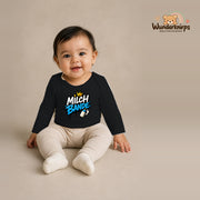 Babybody für Mädchen in Schwarz mit Motiv „Milchbande“, getragen von einem Kind – Wunderknirps.