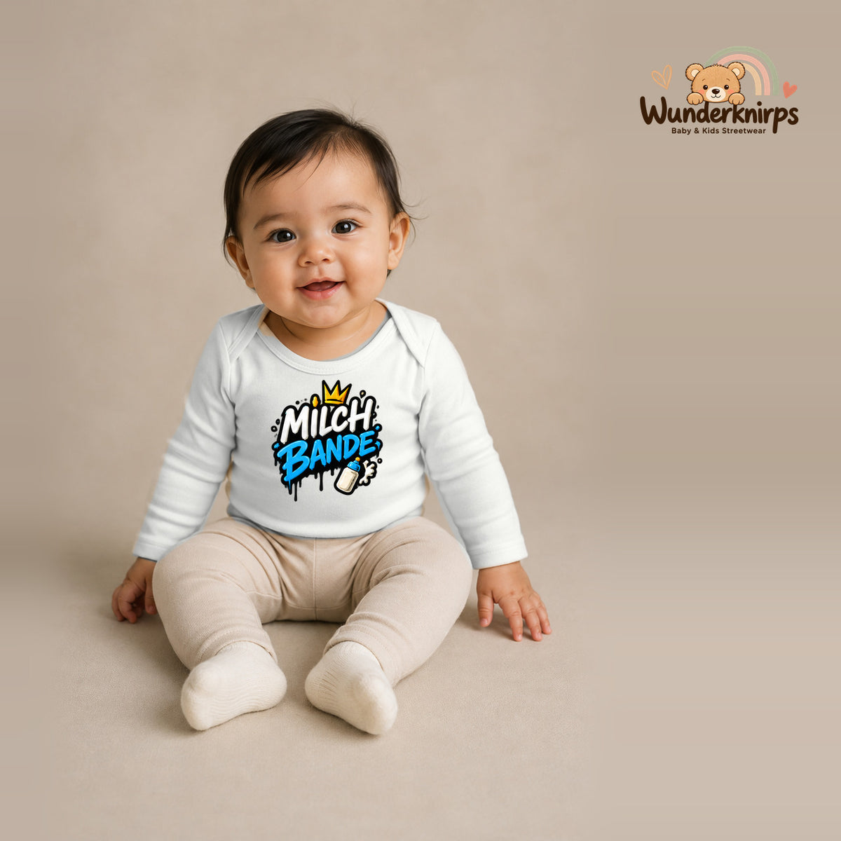 Babybody für Mädchen in Weiß mit Motiv „Milchbande“, getragen von einem Kind – Wunderknirps.