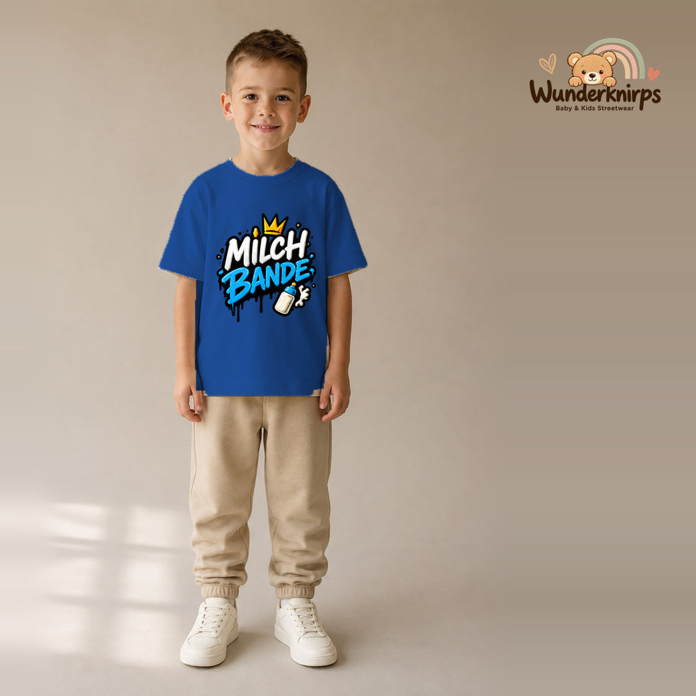 T-Shirt für Jungen in Blau mit Motiv „Milchbande“, getragen von einem Kind – Wunderknirps.
