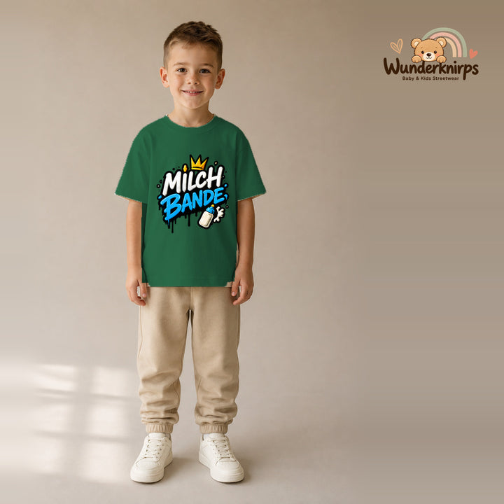 T-Shirt für Jungen in Grün mit Motiv „Milchbande“, getragen von einem Kind – Wunderknirps.