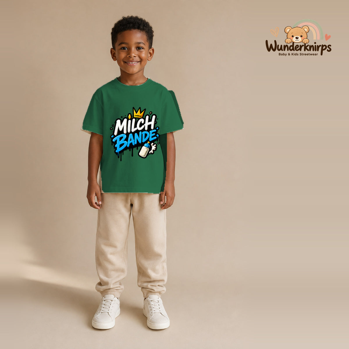 T-Shirt für Jungen in Grün mit Motiv „Milchbande“, getragen von einem Kind – Wunderknirps.