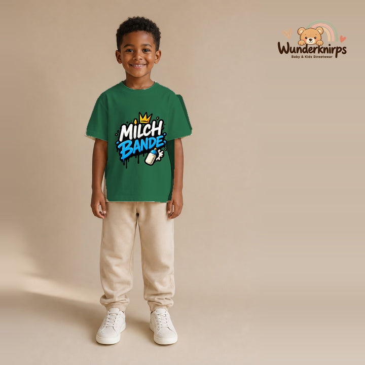 T-Shirt für Jungen in Grün mit Motiv „Milchbande“, getragen von einem Kind – Wunderknirps.