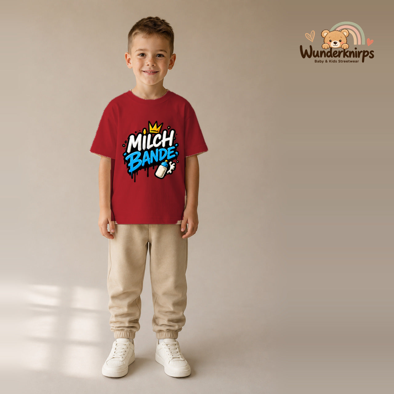 T-Shirt für Jungen in Rot mit Motiv „Milchbande“, getragen von einem Kind – Wunderknirps.