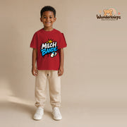 T-Shirt für Jungen in Rot mit Motiv „Milchbande“, getragen von einem Kind – Wunderknirps.