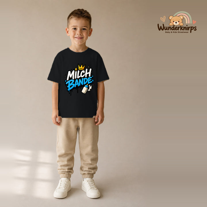 T-Shirt für Jungen in Schwarz mit Motiv „Milchbande“, getragen von einem Kind – Wunderknirps.