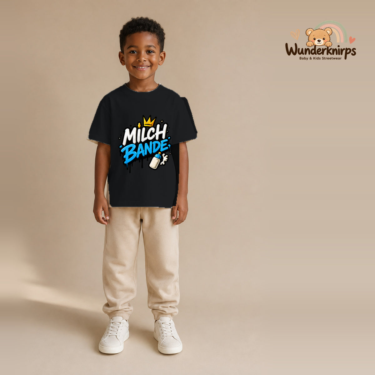 T-Shirt für Jungen in Schwarz mit Motiv „Milchbande“, getragen von einem Kind – Wunderknirps.