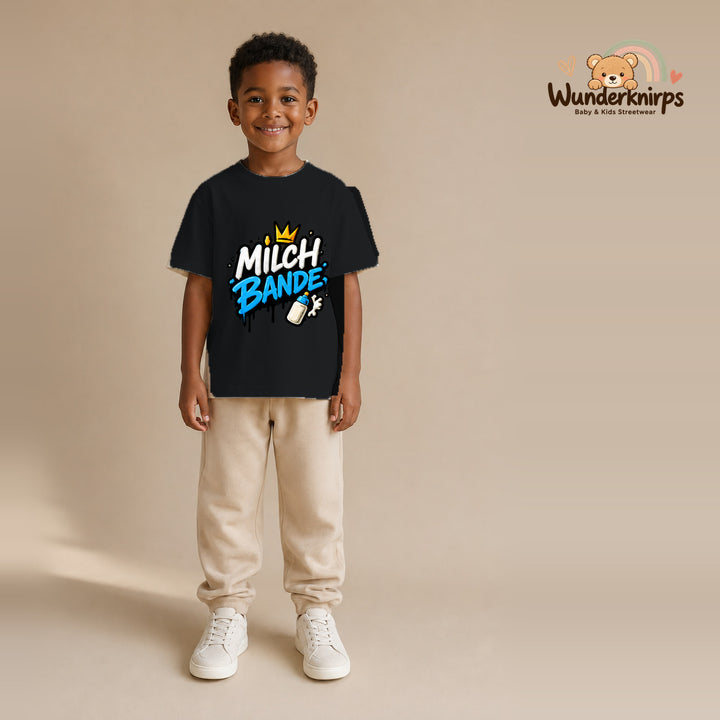 T-Shirt für Jungen in Schwarz mit Motiv „Milchbande“, getragen von einem Kind – Wunderknirps.