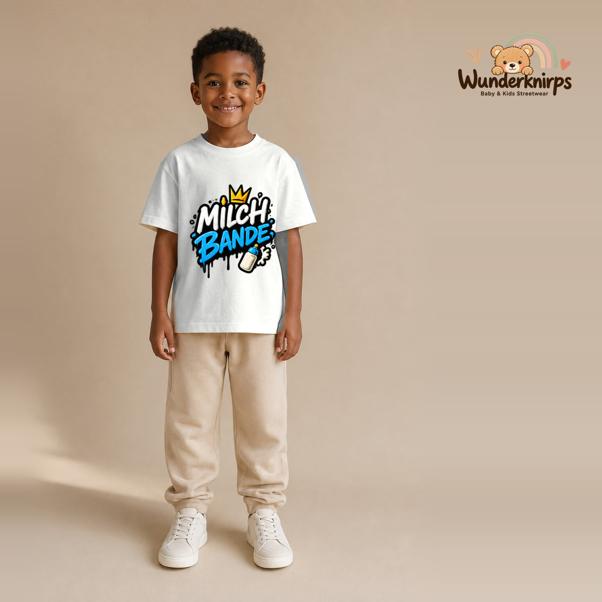 T-Shirt für Jungen in Weiß mit Motiv „Milchbande“, getragen von einem Kind – Wunderknirps.