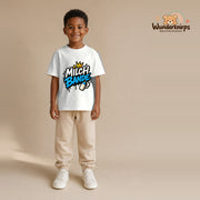 T-Shirt für Jungen in Weiß mit Motiv „Milchbande“, getragen von einem Kind – Wunderknirps.