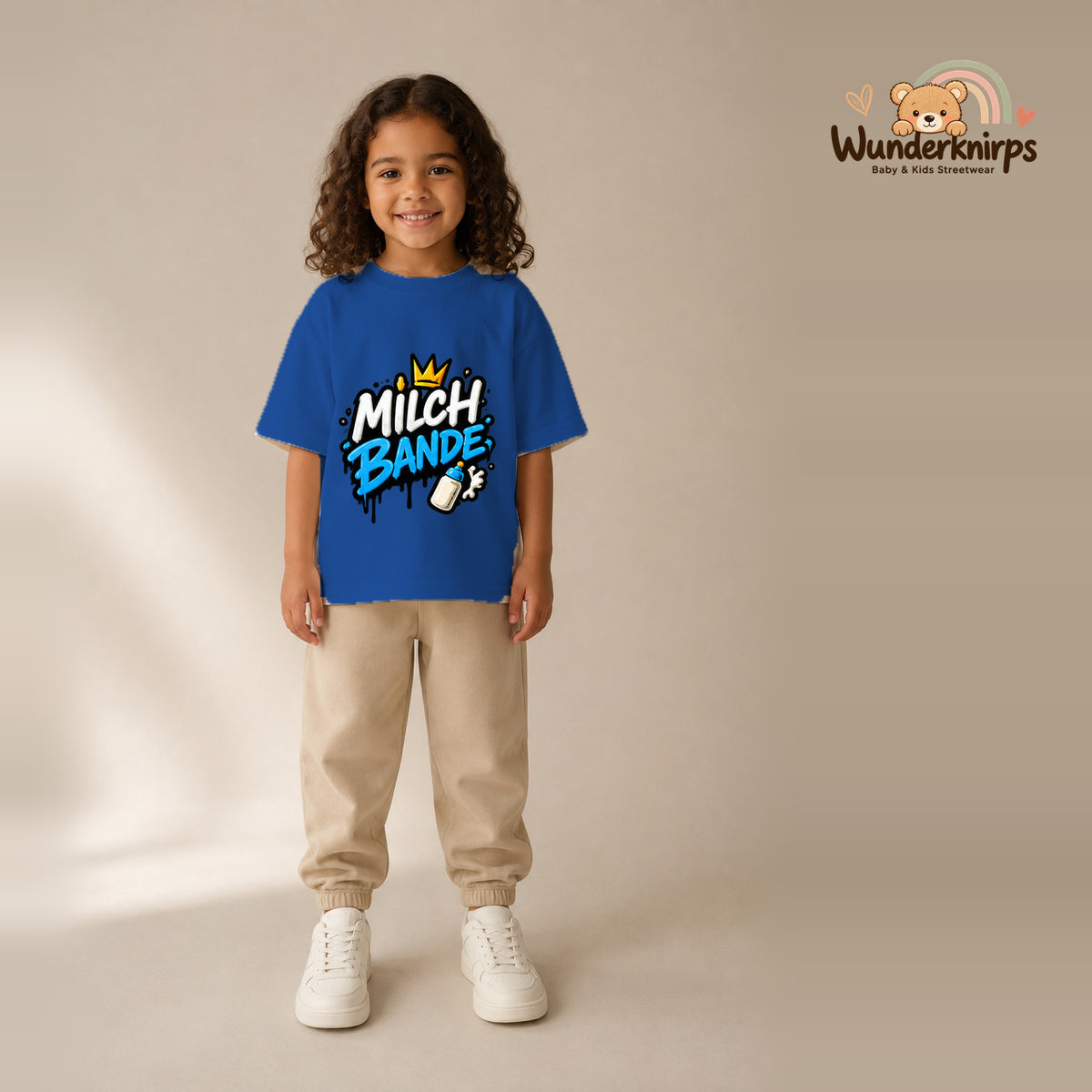 T-Shirt für Mädchen in Blau mit Motiv „Milchbande“, getragen von einem Kind – Wunderknirps.