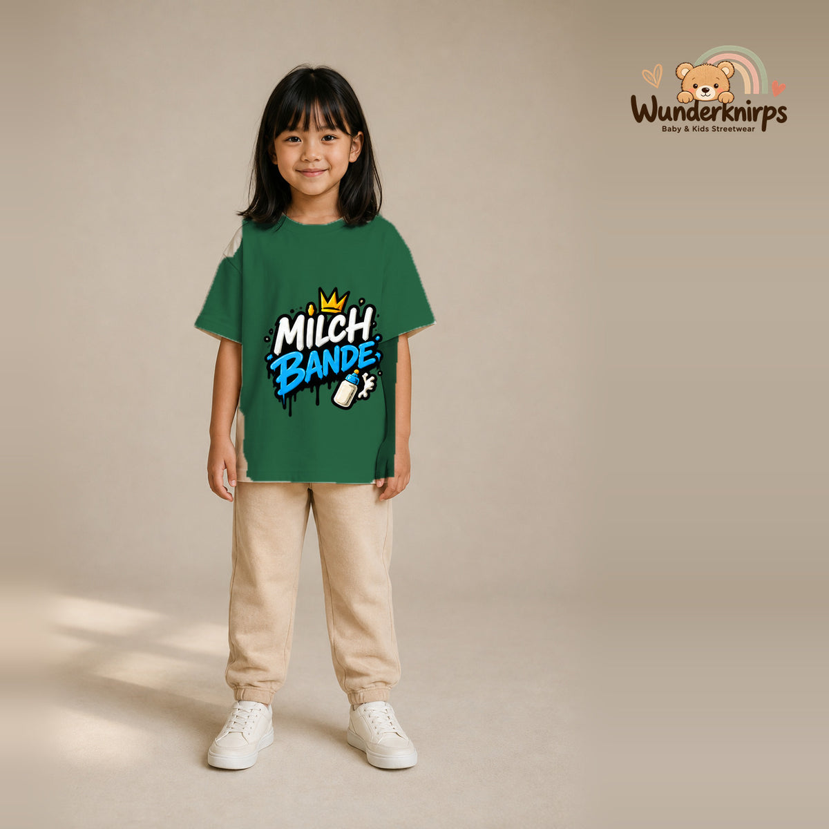 T-Shirt für Mädchen in Grün mit Motiv „Milchbande“, getragen von einem Kind – Wunderknirps.