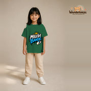 T-Shirt für Mädchen in Grün mit Motiv „Milchbande“, getragen von einem Kind – Wunderknirps.