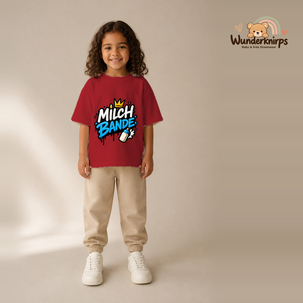 T-Shirt für Mädchen in Rot mit Motiv „Milchbande“, getragen von einem Kind – Wunderknirps.