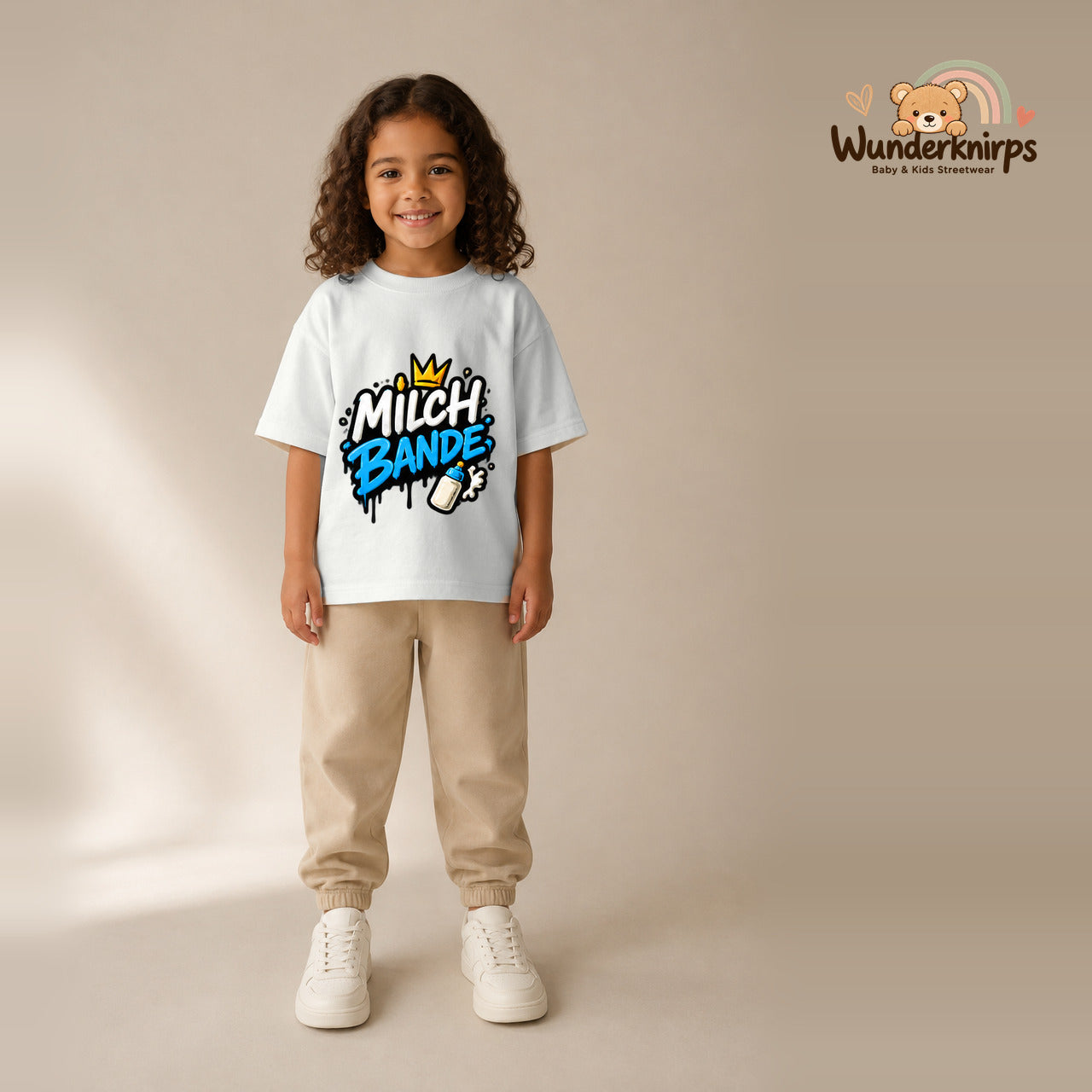 T-Shirt für Mädchen in Weiß mit Motiv „Milchbande“, getragen von einem Kind – Wunderknirps.