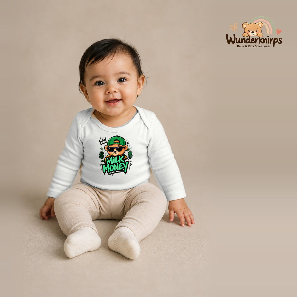 Babybody für Mädchen in Weiß mit Motiv „Milk Money“, getragen von einem Kind – Wunderknirps.