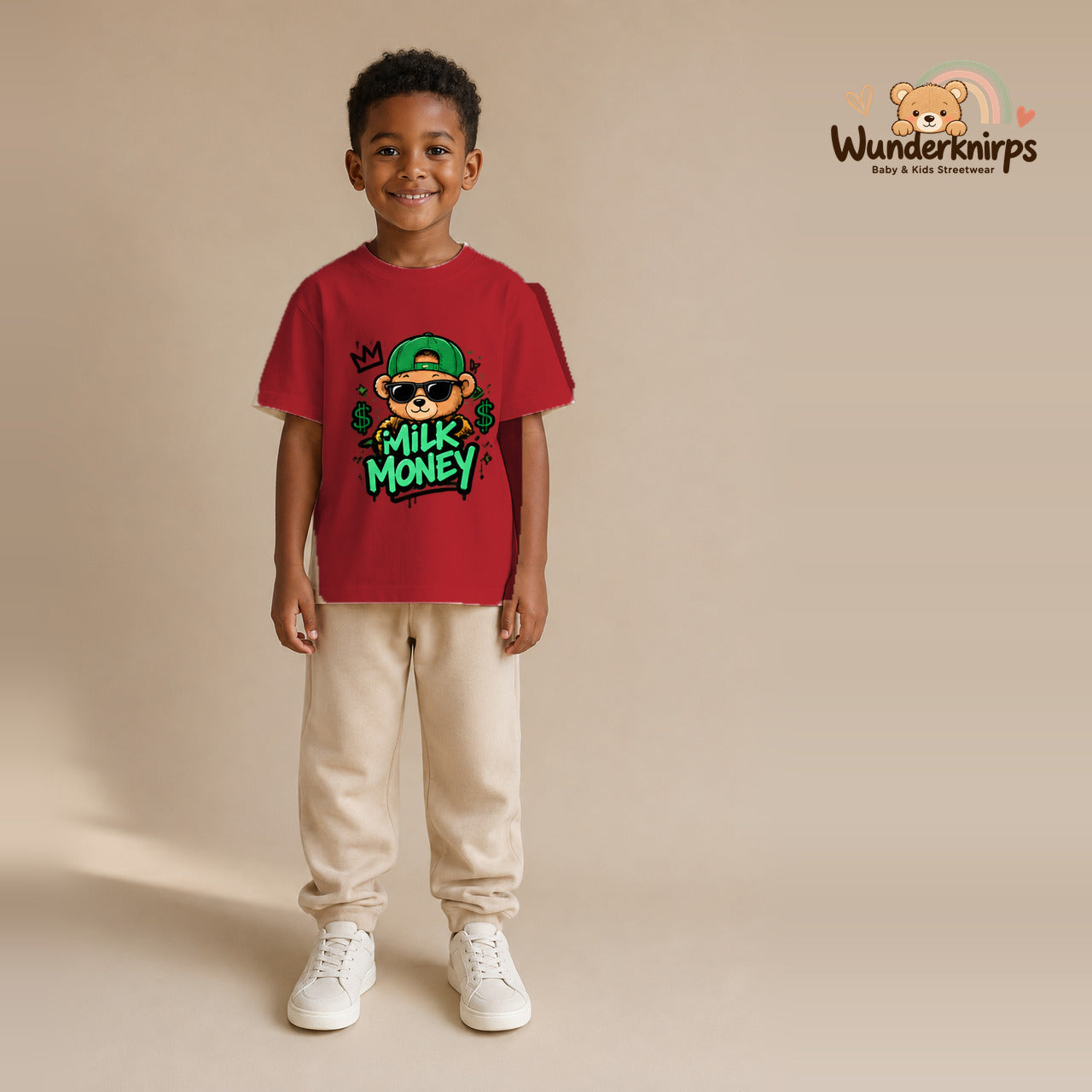 T-Shirt für Jungen in Rot mit Motiv „Milk Money“, getragen von einem Kind – Wunderknirps.