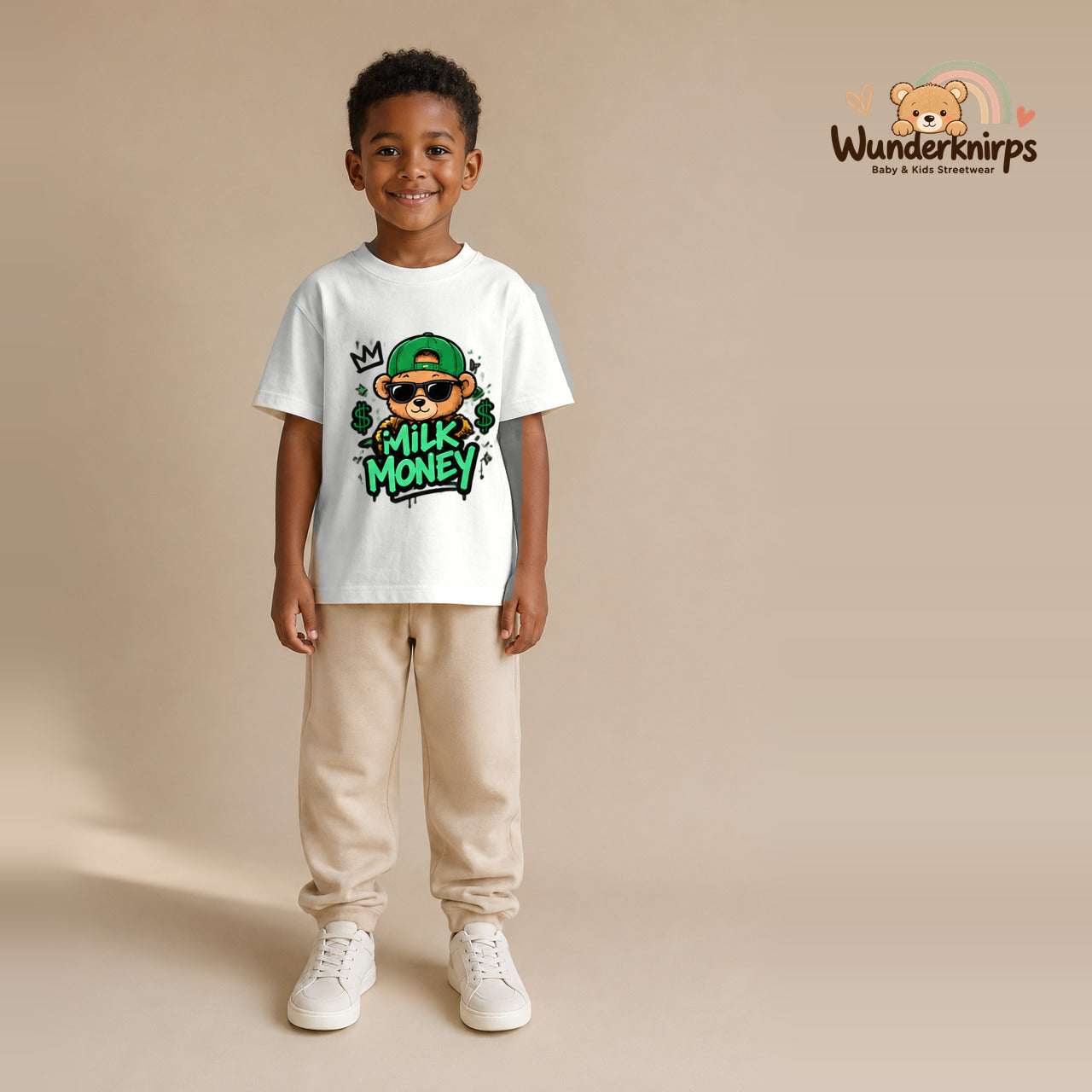 T-Shirt für Jungen in Weiß mit Motiv „Milk Money“, getragen von einem Kind – Wunderknirps.