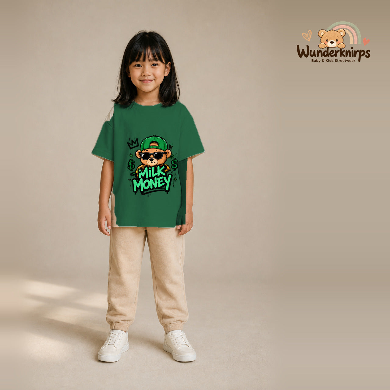 T-Shirt für Mädchen in Grün mit Motiv „Milk Money“, getragen von einem Kind – Wunderknirps.