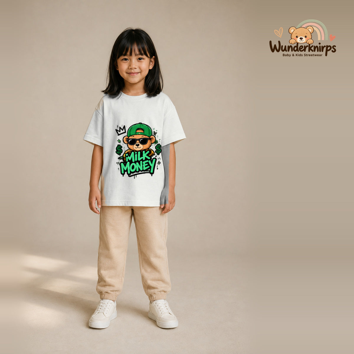 T-Shirt für Mädchen in Weiß mit Motiv „Milk Money“, getragen von einem Kind – Wunderknirps.