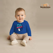 Babybody für Jungen in Blau mit Motiv „Milk Sleep Repeat“, getragen von einem Kind – Wunderknirps.